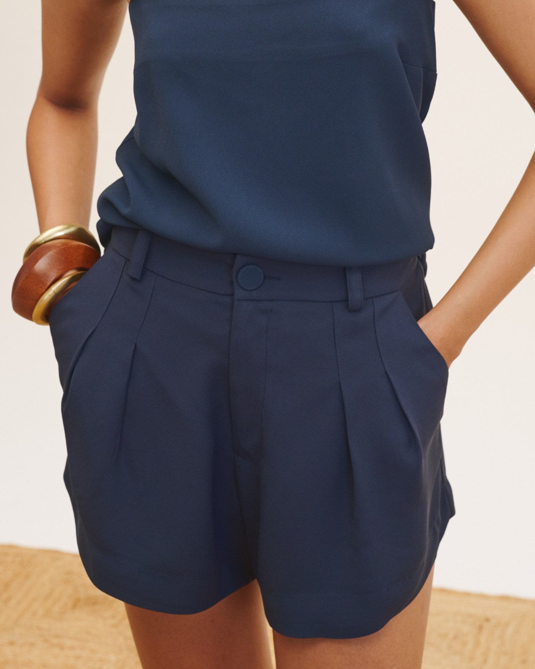 Short feminino de alfaiataria com cintura estruturada da Ammis