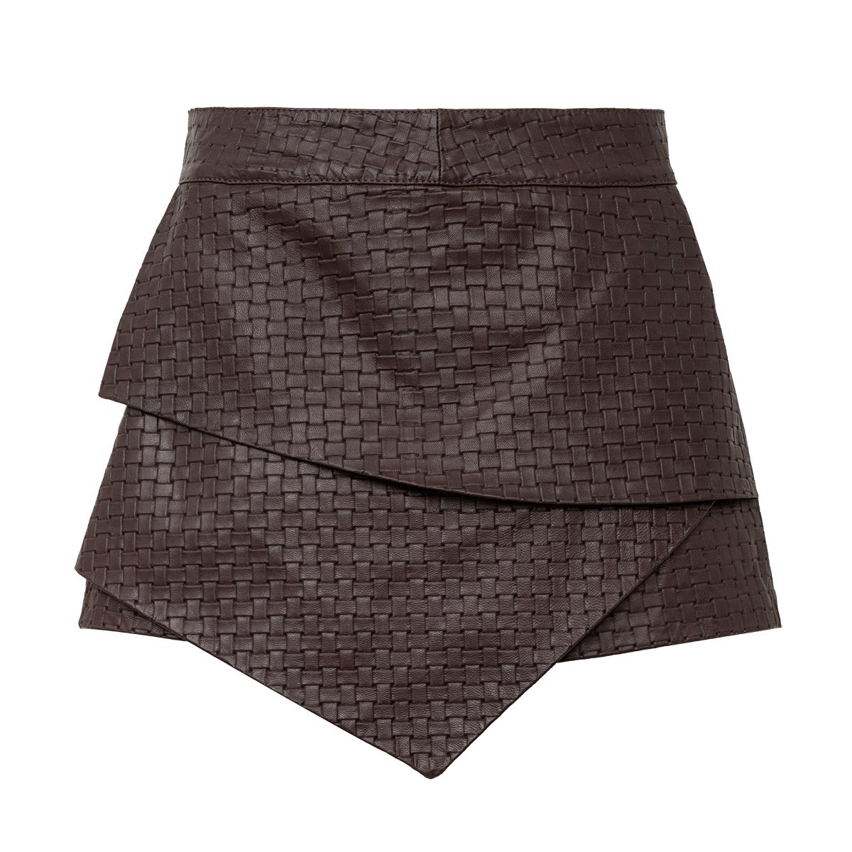 Short saia feminino marrom em couro tressê com recorte assimétrico estilo envelope AMMIS