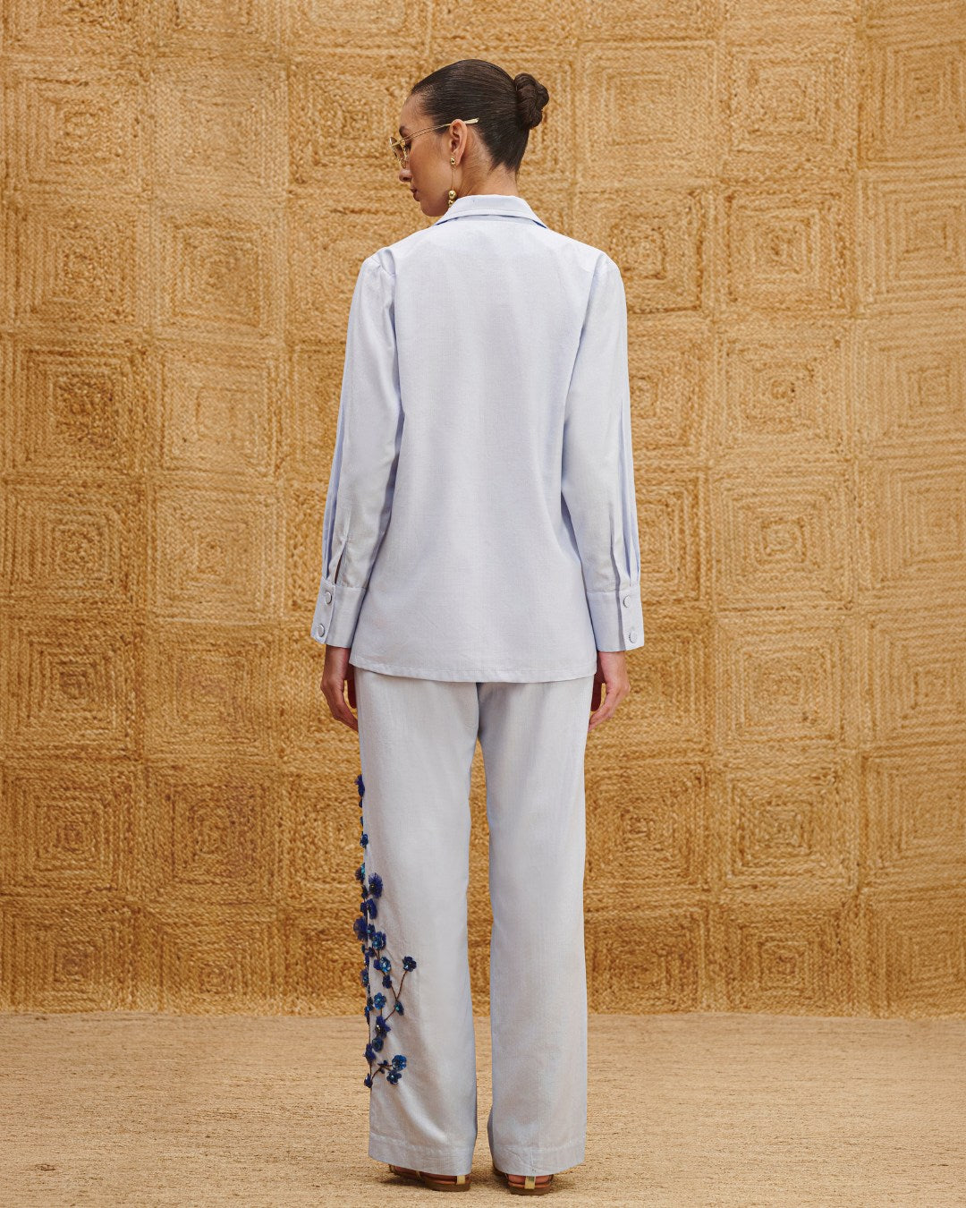 Calça de tricoline listrada com bordado floral azul feito à mão na lateral AMMIS