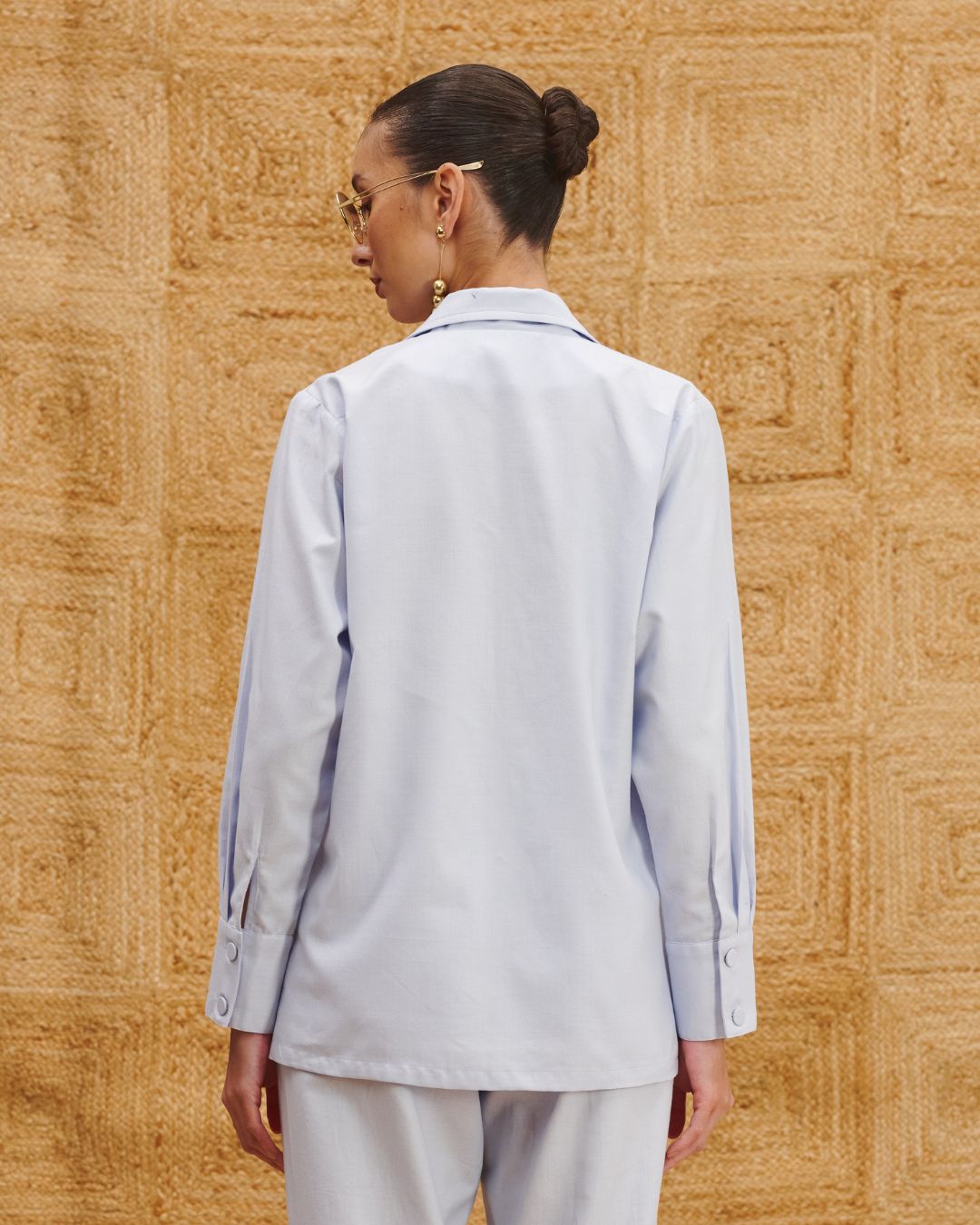 Camisa feminina azul clara de alfaiataria com gola de lapela AMMIS