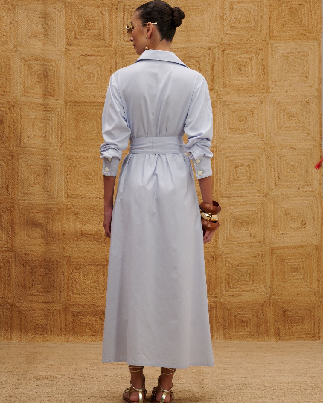Vestido chemise midi azul claro em algodão com faixa para amarração na cintura AMMIS