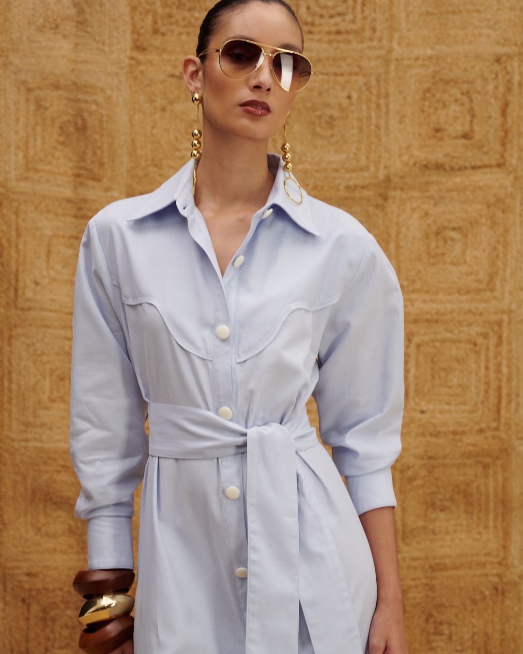 Vestido chemise midi azul claro em algodão com faixa para amarração na cintura AMMIS