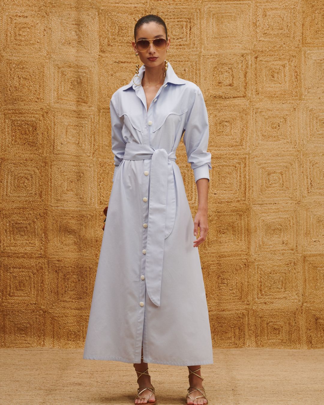 Vestido chemise midi azul claro em algodão com faixa para amarração na cintura AMMIS