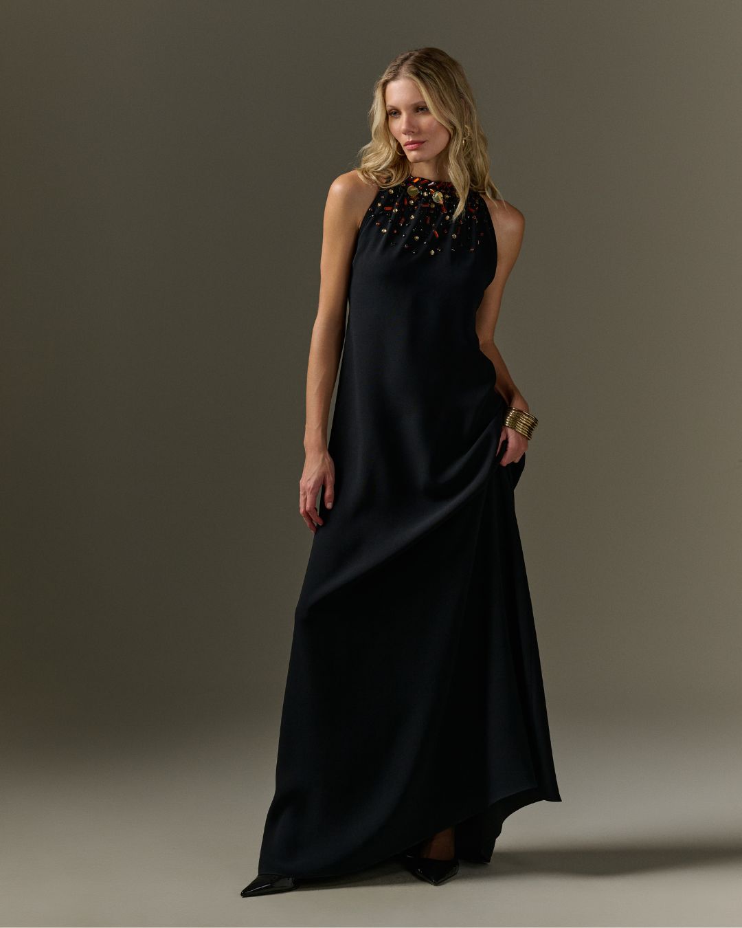 Vestido longo preto frente única com bordado manual em pedraria no colo AMMIS