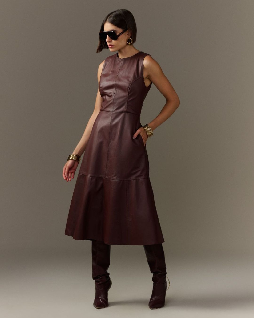 Vestido midi de couro feminino marrom com modelagem godê e decote redondo AMMIS