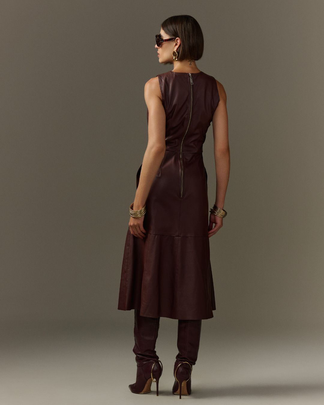 Vestido midi de couro feminino marrom com modelagem godê e decote redondo AMMIS