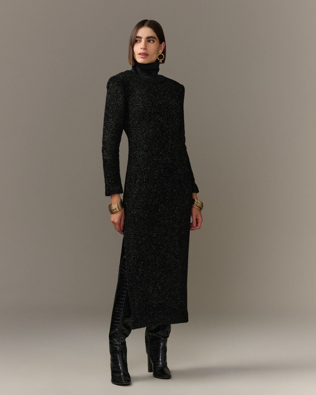 Vestido midi preto de lurex com manga longa, gola alta e fenda lateral AMMIS