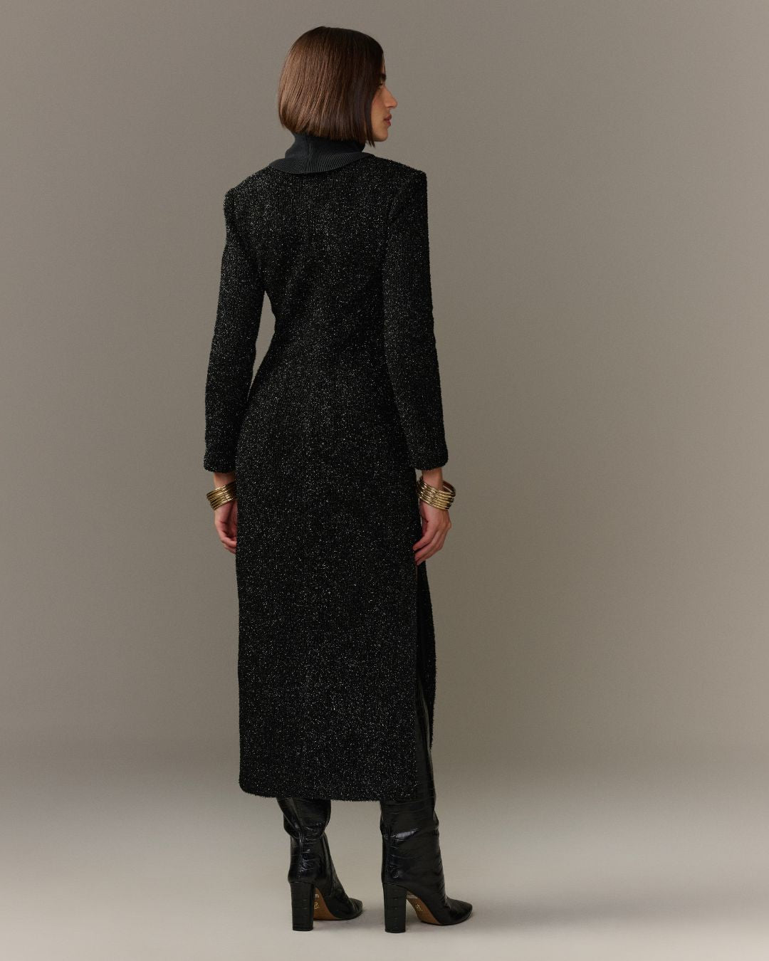 Vestido midi preto de lurex com manga longa, gola alta e fenda lateral AMMIS