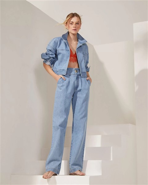 Moda e conforto: descubra a elegância da Jaqueta Cindy Jeans Claro!