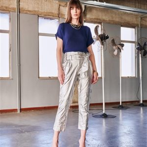 Descubra o estilo único da calça Ciana Couro Amassado Prata da Ammis Moda!