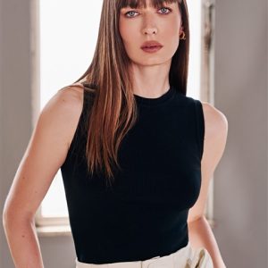 Elegância atemporal com a Blusa Luyara Tricot Preta da Ammis Moda!